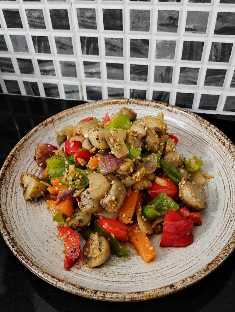 Pepper mushroom salad with bell peppers, carrot and sesame